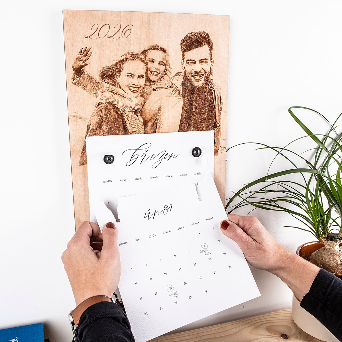 Dřevěný kalendář s fotografií na rok 2026